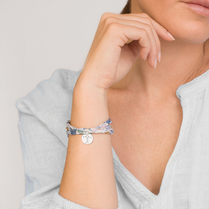 Liberty 3 turn bracelet with personalised engraved silver medallion 15 mm sketch