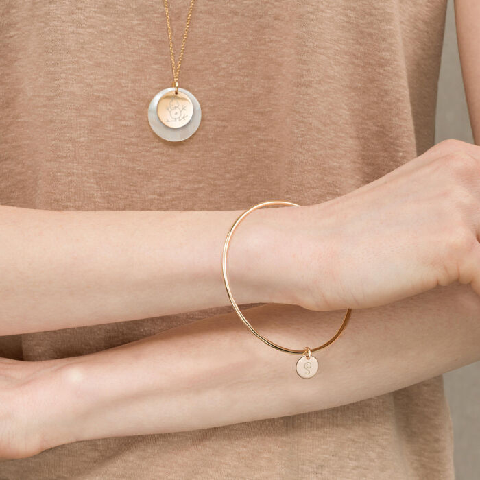 Bracelet personnalisé jonc plaqué or médaille gravée initiale 10 mm - porté
