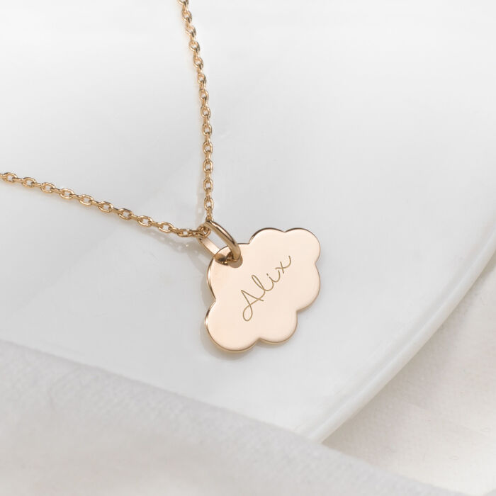 Pendentif enfant personnalisé prénom médaille gravée plaqué or dormeuse nuage 20x14 mm ambiance