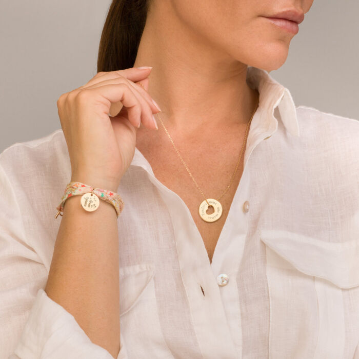 Bracelet 3 tours Liberty personnalisé médaille gravée plaqué or 15 mm - porté