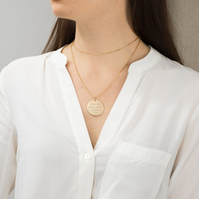 Pendentif personnalisé médaille gravée plaqué or 27 mm - Edition spéciale Mamie - porté