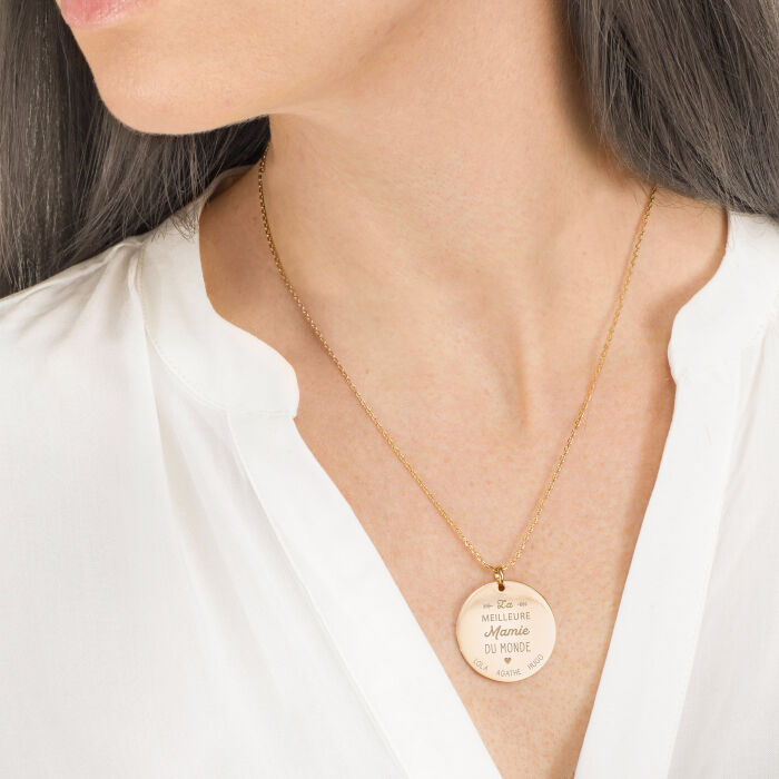Pendentif personnalisé médaille gravée plaqué or 27 mm "La meilleure Mamie" - porté