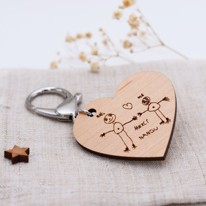 Porte clé personnalisé gravé bois médaille coeur 50x45 mm ambiance