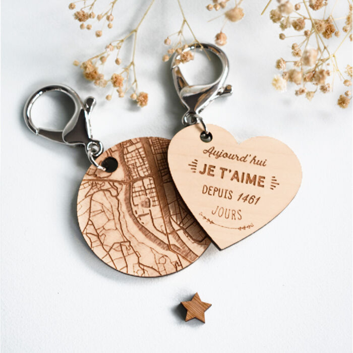 Porte-clés personnalisé gravé bois médaille ronde 50 mm "Carte géographique" - ambiance