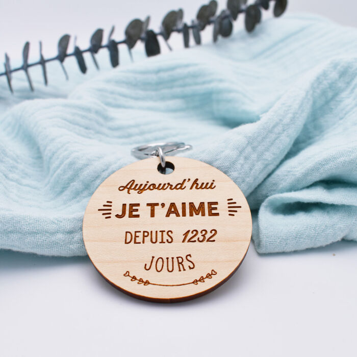 Porte-clés personnalisé médaille gravée bois "Je t'aime" - ambiance