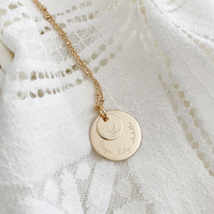 Pendentif personnalisé double médailles gravées plaqué or 10 mm et 19 mm - ambiance