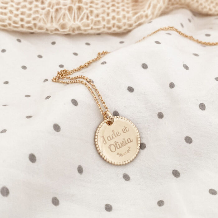 Pendentif personnalisé médaille gravée plaqué or disque perlé 19 mm - ambiance