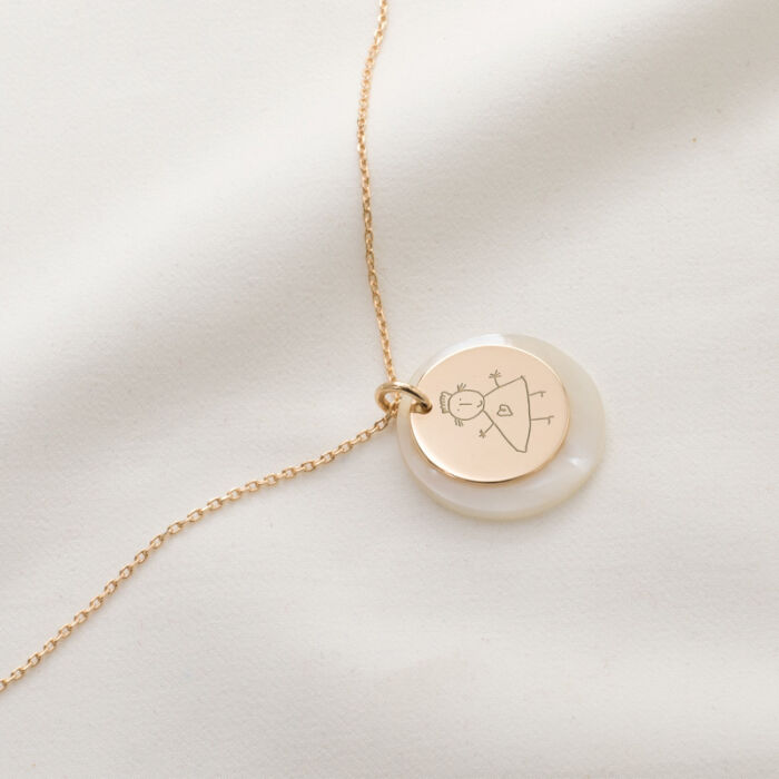 Pendentif personnalisé nacre et médaille gravée plaqué or 15 mm - dessin ambiance