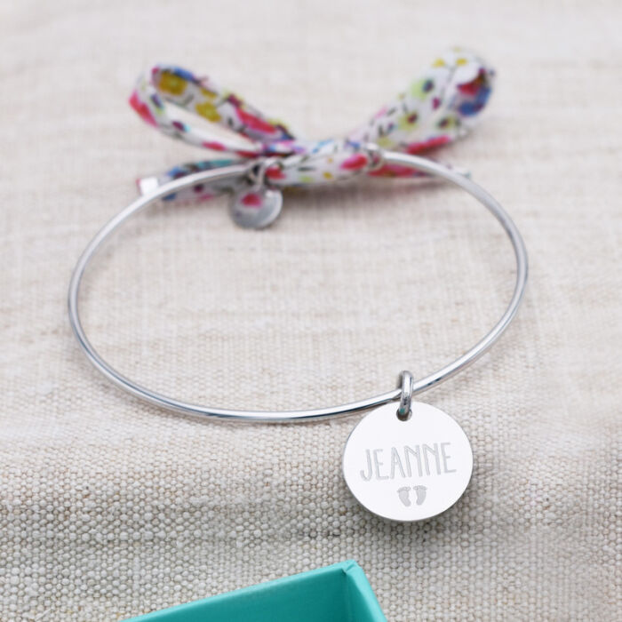 Bracelet personnalisé jonc argent et cordon pailleté médaille gravée 15 mm - ambiance