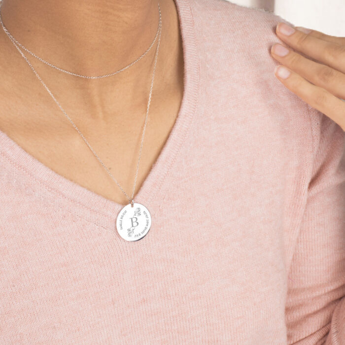 Pendentif personnalisé médaille gravée argent 27 mm - édition spéciale "Initiale Florale" - porté