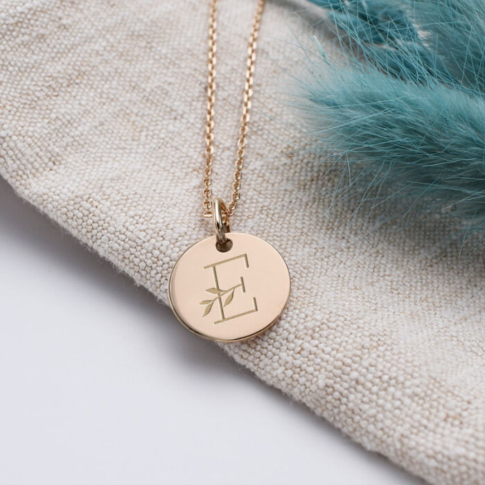 Pendentif personnalisé médaille gravée plaqué or 15 mm - édition spéciale "Alphabet floral" - ambiance