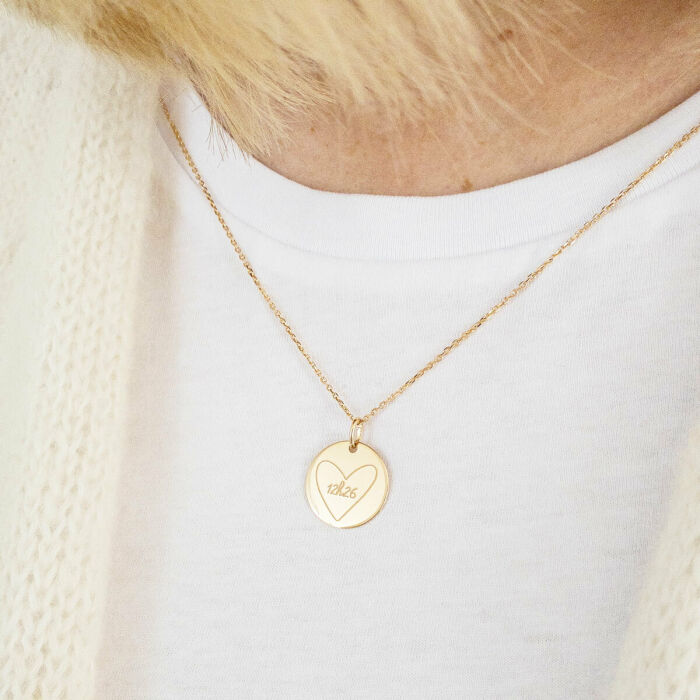 Pendentif personnalisé médaille gravée plaqué or 19 mm - HB x Mon petit Léon porté