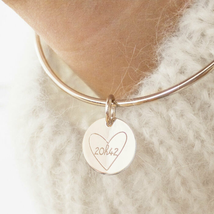 Bracelet personnalisé jonc plaqué or médaille gravée 15 mm - HB x Mon petit Léon porté