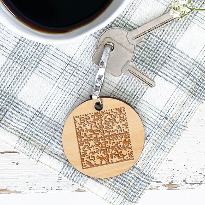 Porte-clés personnalisé gravé bois médaille ronde 50 mm - QR Code ambiance