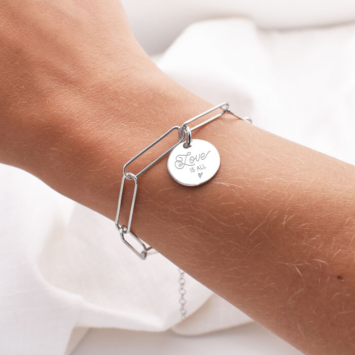 Bracelet personnalisé grandes mailles médaille gravée argent 15 mm - porté