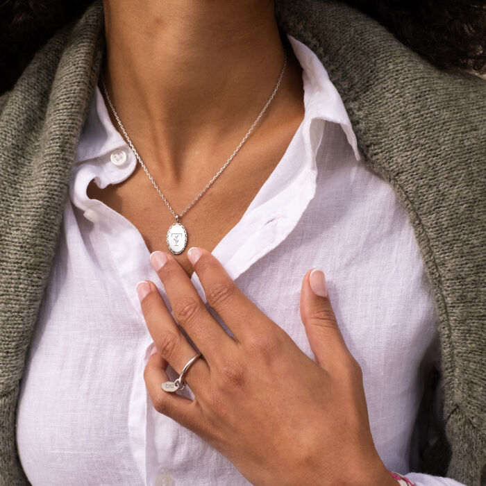 Pendentif personnalisé médaille vintage ovale dentelée gravée argent 20x13 mm - porté