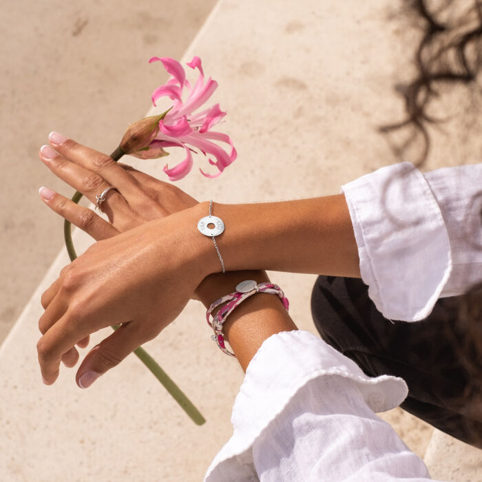 Bracelet chaîne personnalisé médaille gravée argent cible 2 trous 18 mm - ambiance