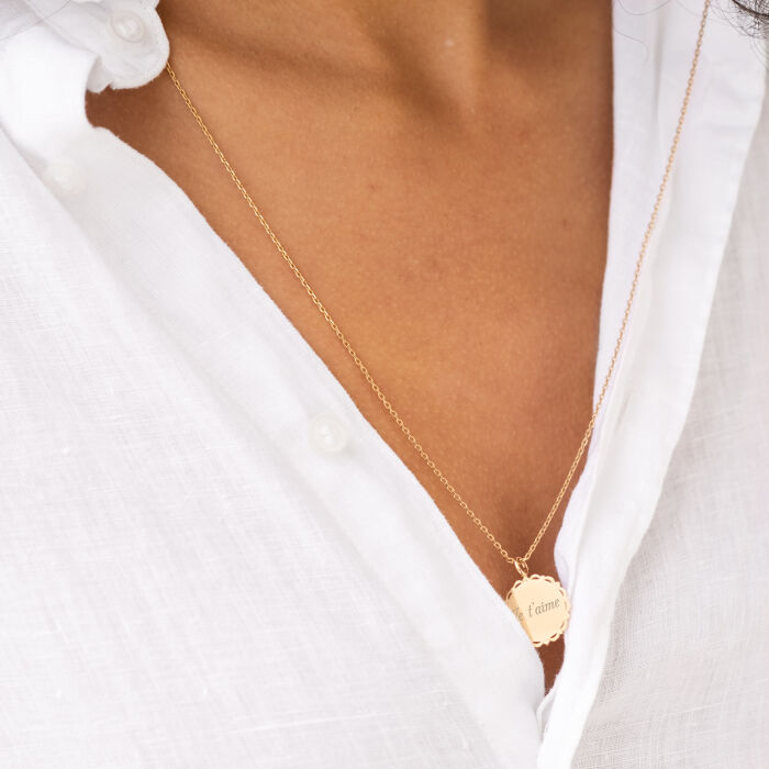 Pendentif rétro personnalisé médaille gravée plaqué or 17 mm - porté