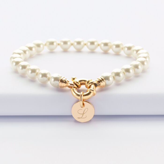 Bracelet personnalisé perles de Majorque fermoir marin médaille gravée plaqué or 10 mm - lettre
