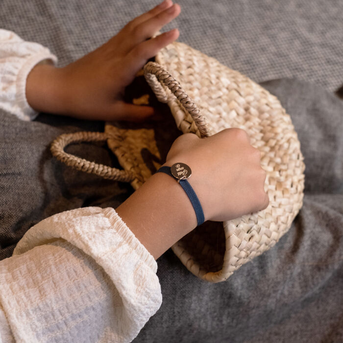 Bracelet enfant personnalisé cordon élastique médaille gravée plaqué or 15 mm - porté