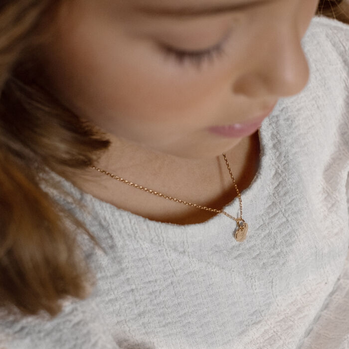 Pendentif enfant personnalisé initiale médaille gravée plaqué or coeur 10 mm porté