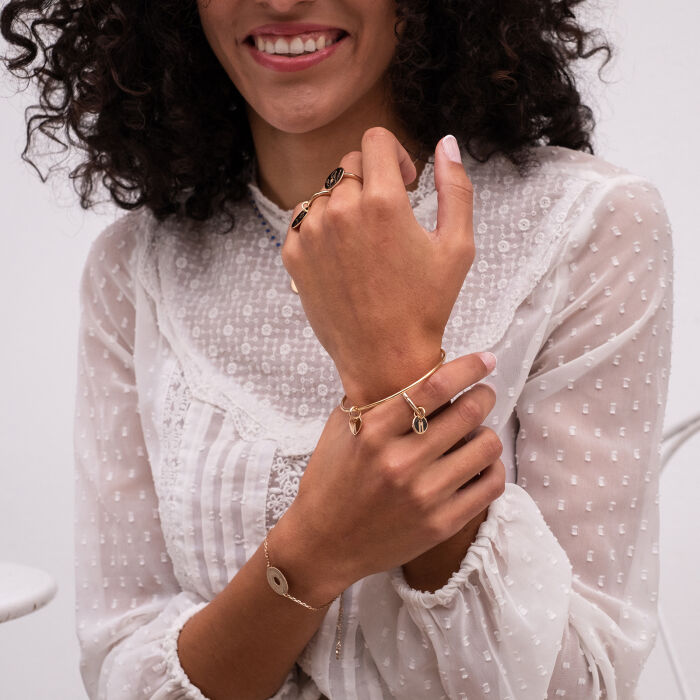 Bracelet chaîne personnalisé médaille gravée plaqué or cible 2 trous 18 mm - porté