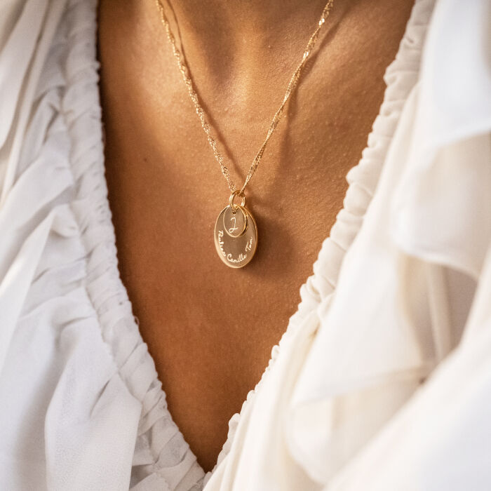 Pendentif personnalisé double médailles gravées plaqué or 10 mm et 19 mm - porté