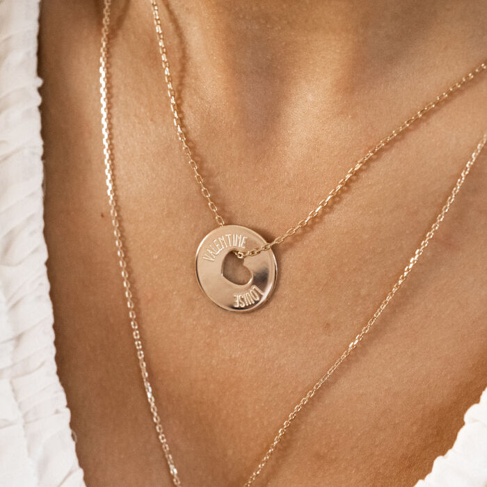 Pendentif personnalisé médaille gravée plaqué or cible coeur 21 mm - porté ambiance