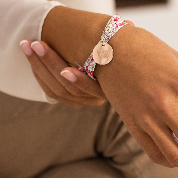 Bracelet 3 tours Liberty personnalisé médaille gravée plaqué or rose 19 mm porté
