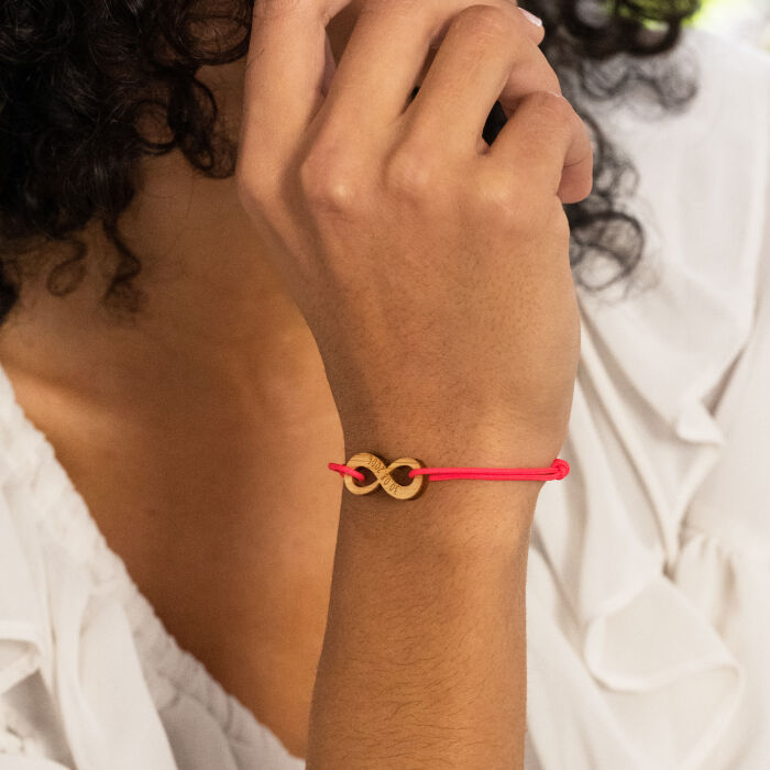 Bracelet personnalisé médaille gravée bois infini 24 mm - porté