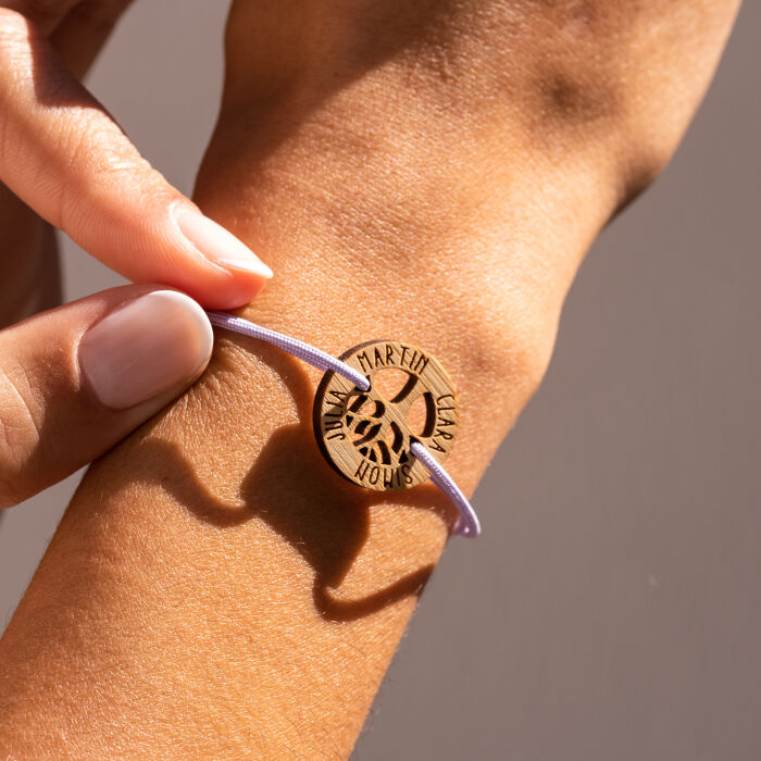 Bracelet personnalisé médaille gravée bois arbre de vie 20 mm - porté