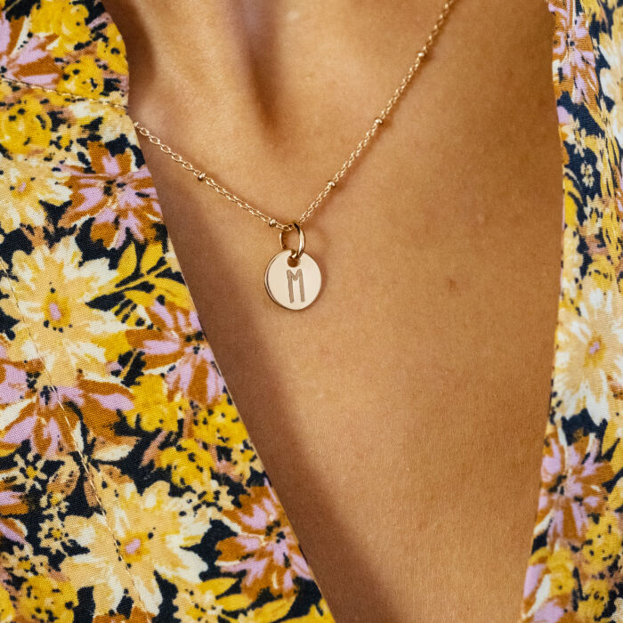 Pendentif initiale personnalisé médaille gravée plaqué or 10 mm - ambiance