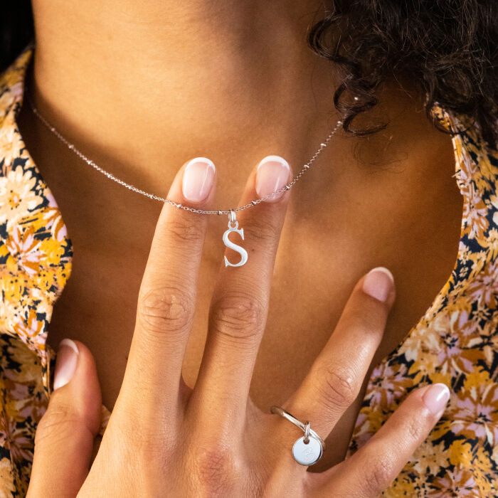 Pendentif personnalisé médaille argent initiale 14 mm - ambiance