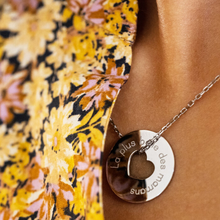 Pendentif personnalisé médaille argent gravée cible coeur 21 mm - porté