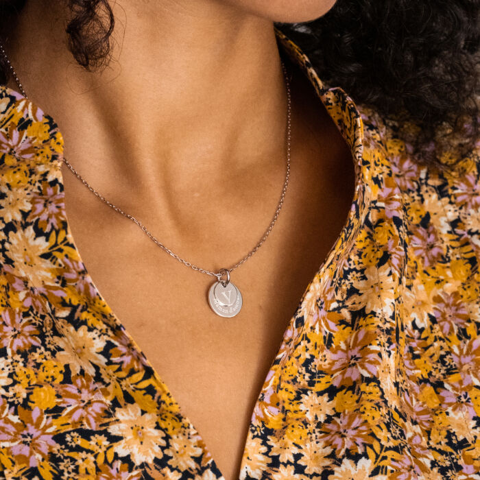 Pendentif personnalisé double médailles gravées argent 10 mm et 15 mm porté