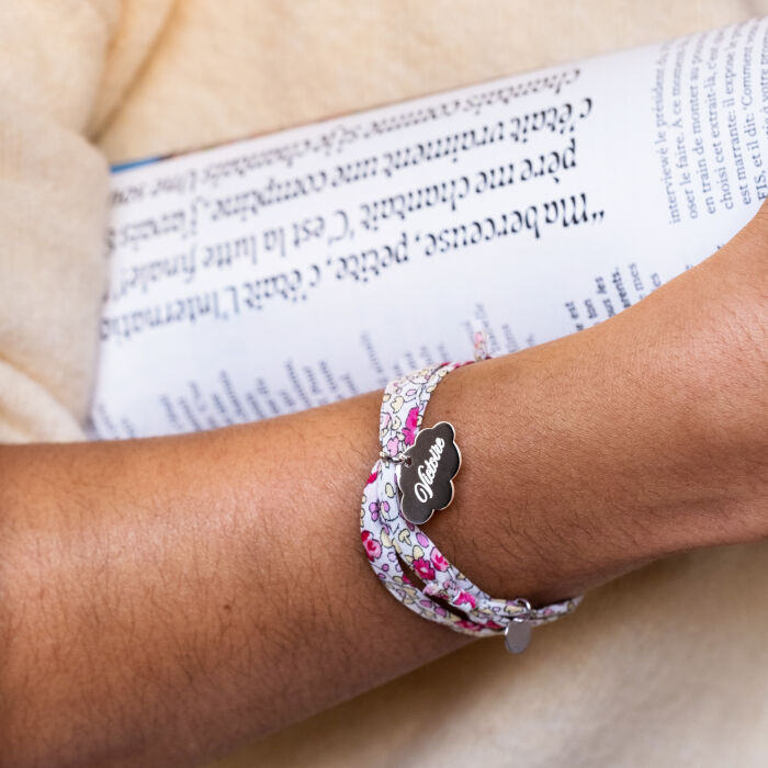 Bracelet 3 tours Liberty personnalisé prénom médaille gravée argent nuage 20x14 mm - porté