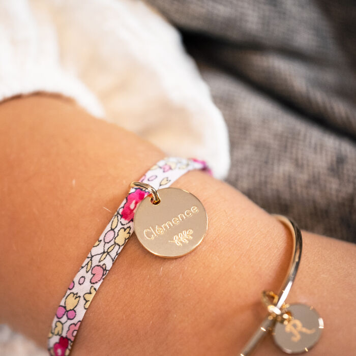 Bracelet enfant Liberty personnalisé médaille gravée plaqué or 15 mm - porté