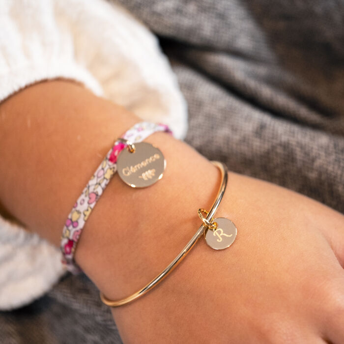 Bracelet enfant personnalisé jonc plaqué or médaille gravée initiale 10 mm - porté