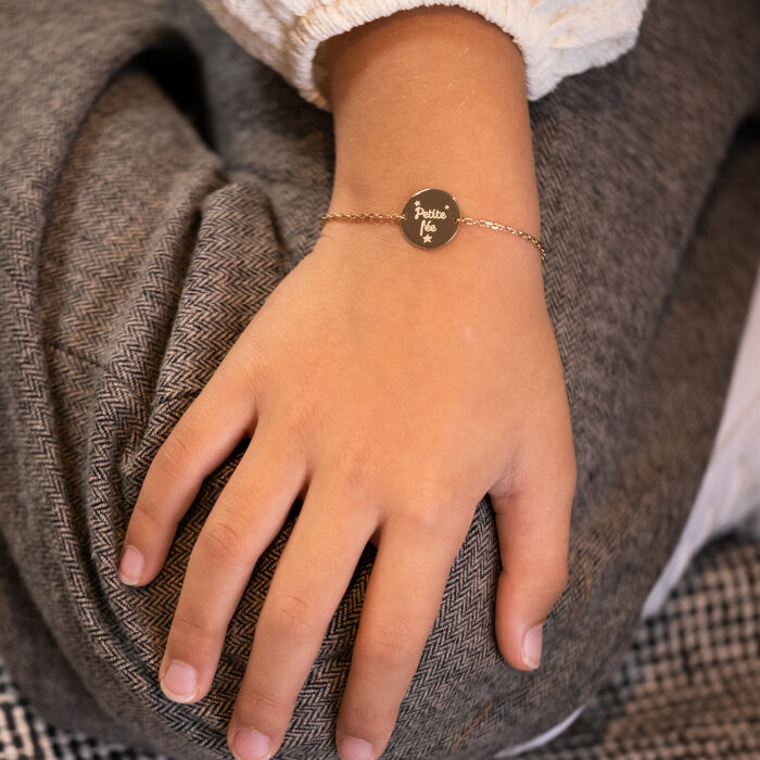 Bracelet enfant chaine personnalisé médaille gravée plaqué or 2 trous 15 mm - porté