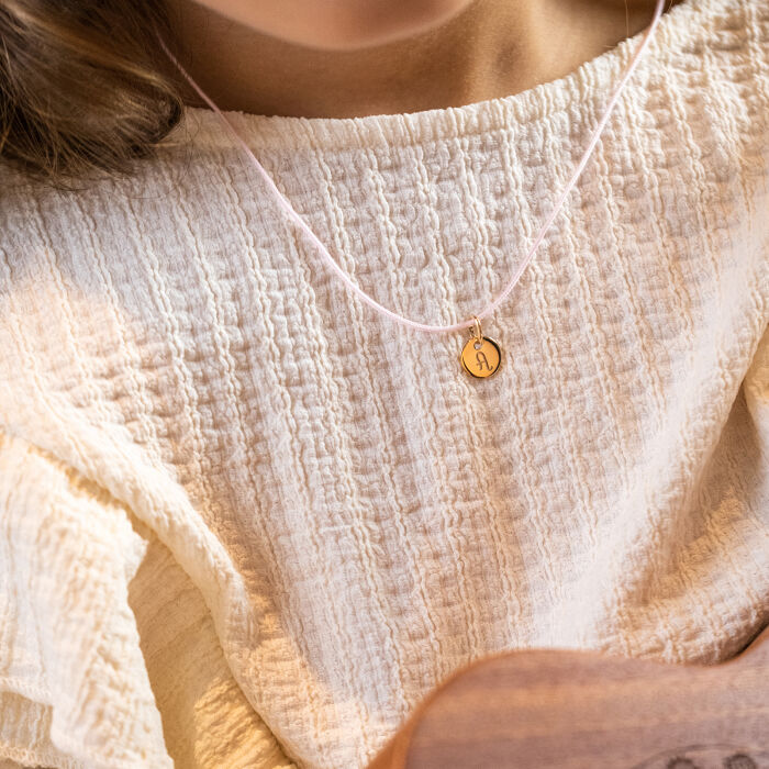 Pendentif enfant initiale personnalisé médaille gravée plaqué or 10 mm porté