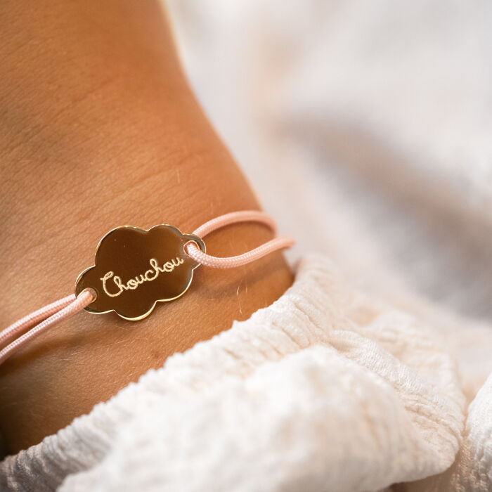 Bracelet enfant personnalisé médaille gravée plaqué or nuage 2 trous 20x14mm porté zoom