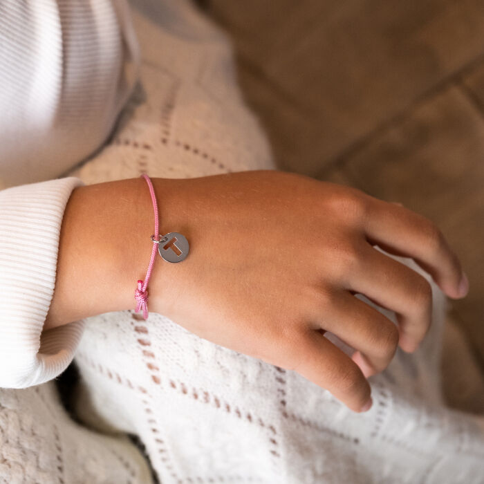 Bracelet enfant personnalisé médaille lettre initiale argent 11mm - porté