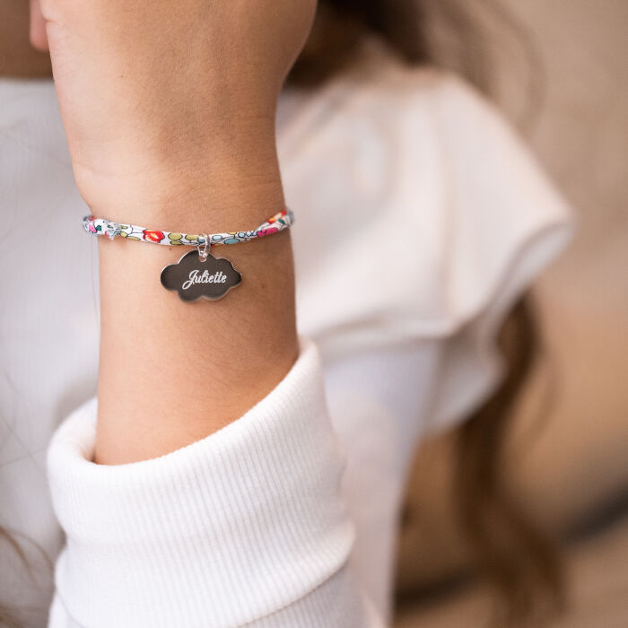 Bracelet enfant Liberty personnalisé prénom médaille gravée argent nuage 20x14 mm - porté