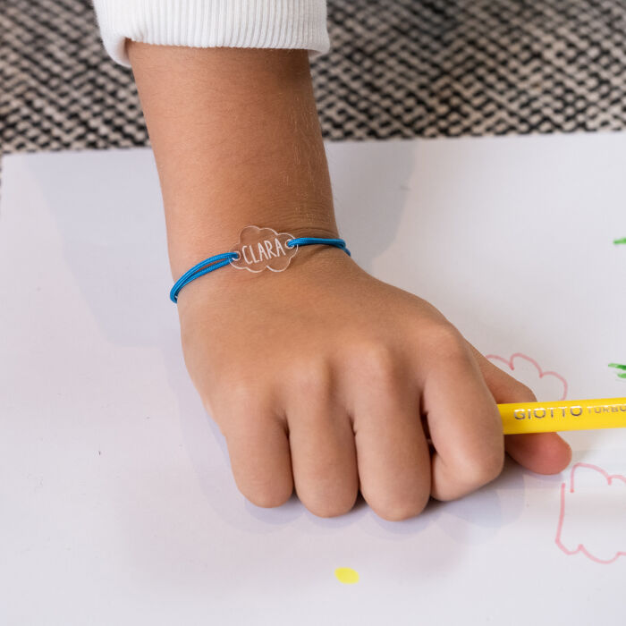 Bracelet personnalisé enfant médaille gravée acrylique nuage 2 trous 20x14 mm porté