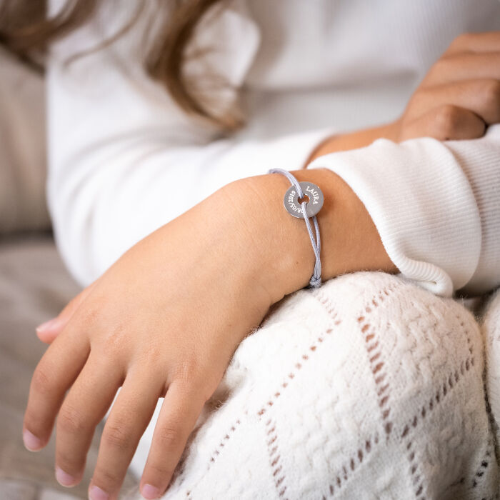 Bracelet enfant personnalisé médaille gravée argent cible 16mm - porté