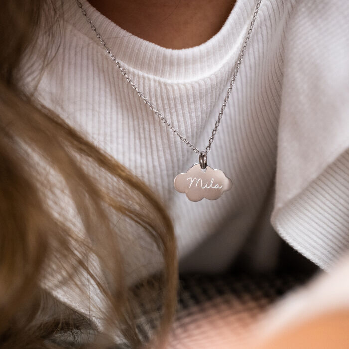 Pendentif enfant personnalisé prénom médaille gravée argent dormeuse nuage 20x14 - porté