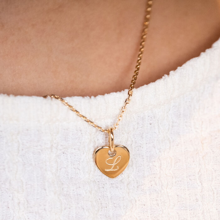 Pendentif enfant personnalisé initiale médaille gravée plaqué or coeur 10 mm zoom