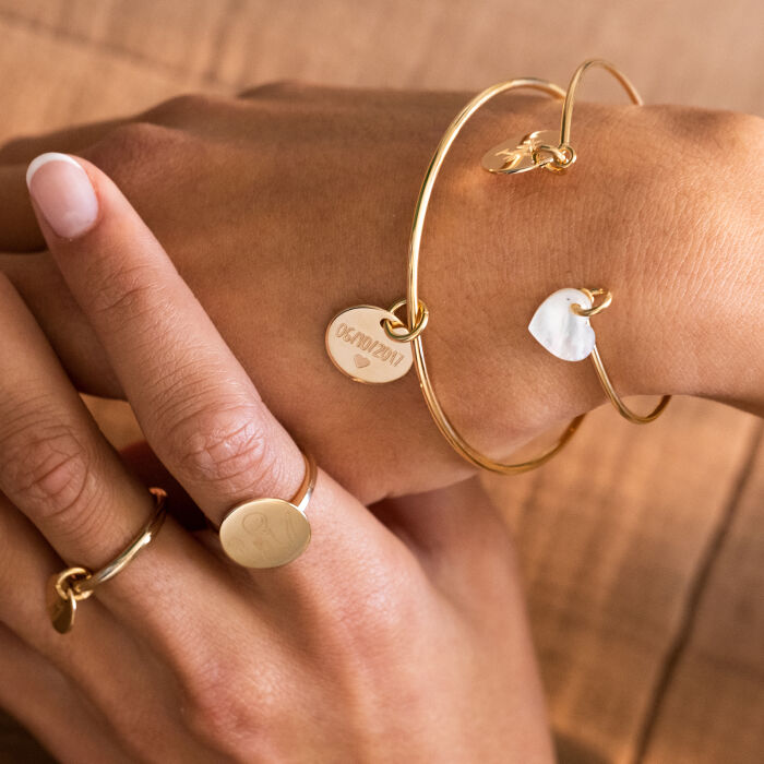 Bracelet personnalisé jonc plaqué or ouvert médaille gravée 15 mm et breloque nacre 10 mm - porté