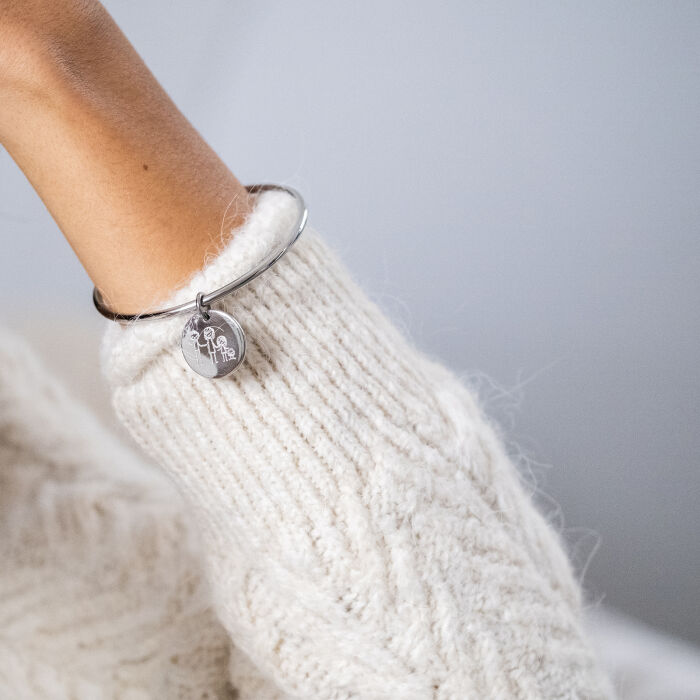 Bracelet jonc personnalisé médaille gravée acier 20 mm - porté