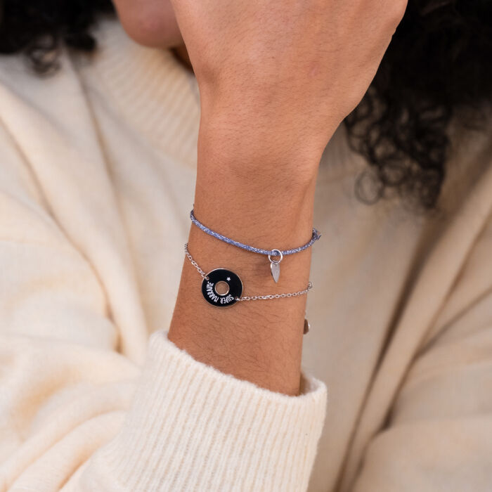 Bracelet personnalisé cordon pailleté médaille gravée argent initiale coeur 10 mm - porté